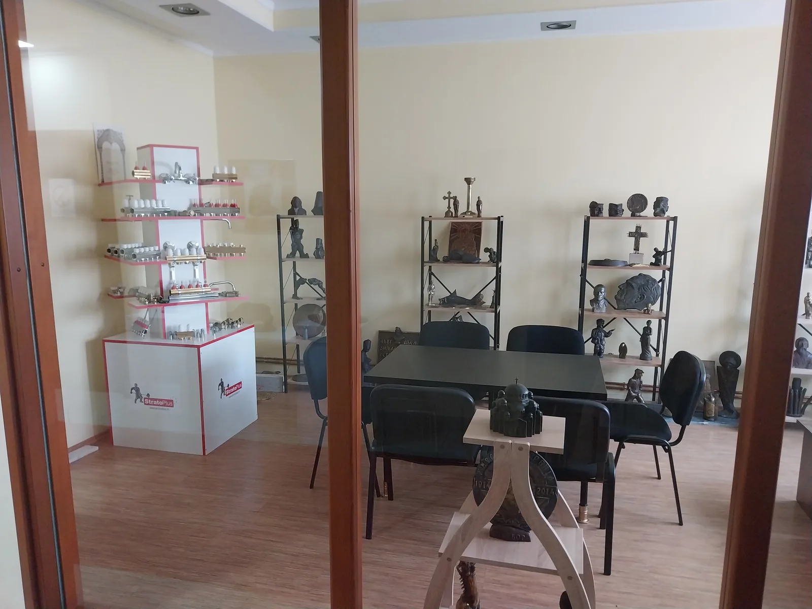 Izložbeni prostor i asortiman mesinganog fitinga Strato Plus